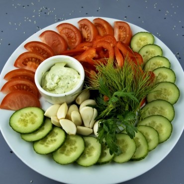 Тарелка свежих овощей